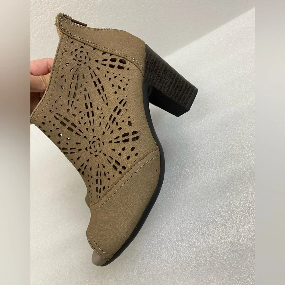 Earth Origins Shaye Taupe Khaki Tan Neutral Heel Leather Laser cut Bootie Size 6